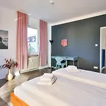 Spacious Flat 2nd Floor Near Station Apartmán