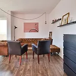 Spacious Flat 2nd Floor Near Station