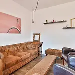 Spacious Flat 2nd Floor Near Station *