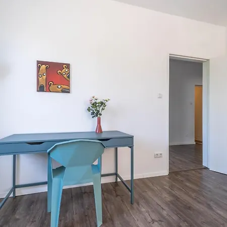 Spacious Flat Apartment *