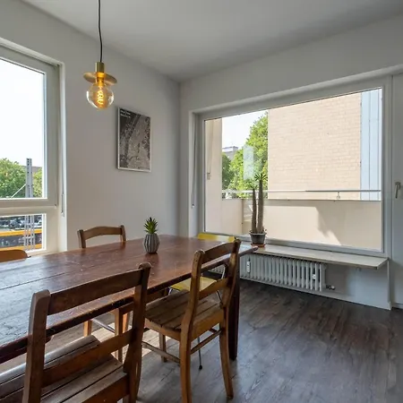 Spacious Flat 2nd Floor Near Station 公寓