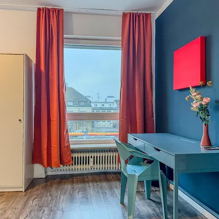 Spacious Flat 2nd Floor Near Station 公寓 *