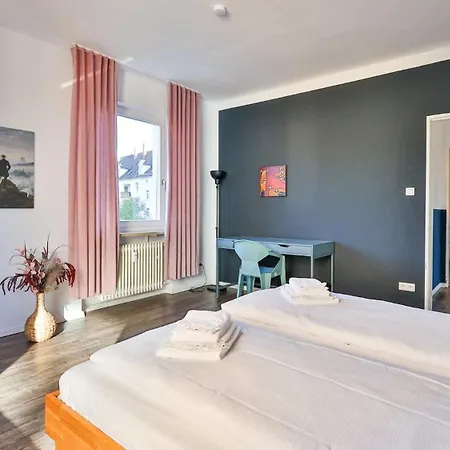 Spacious Flat 2nd Floor Near Station Apartamento