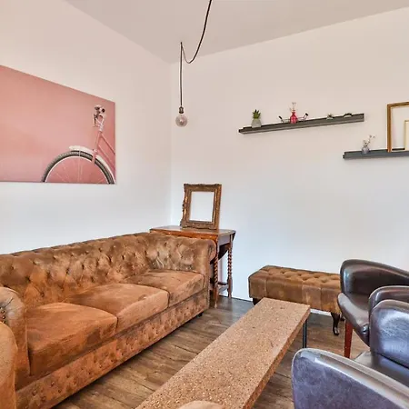 Spacious Flat 2nd Floor Near Station *